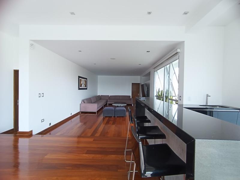 Exclusiva Residencia en Venta en Urb. Aurora Miraflores 4 Dormitorios 4 Baños A.T  315 mt.