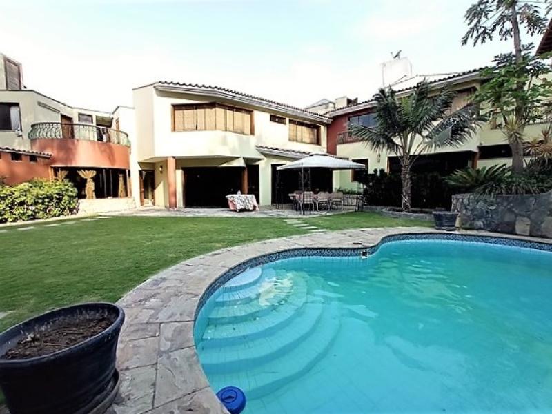 Residencia con Piscina  en Venta en Isla del Sol La Molina $719,000 A.T. 870.35 mt.