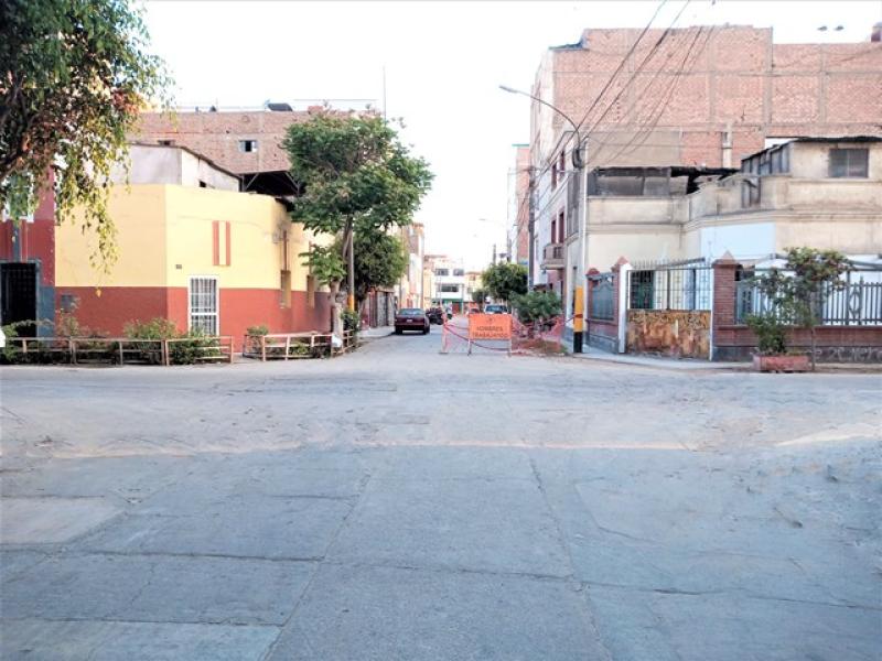 Terreno en Esquina con Zonificación RDM hasta 7 pisos A.C. 341 mt.