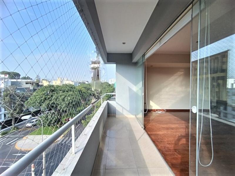 Dpto. Dúplex en Alquiler en Urb. La Aurora Miraflores 3 Dormitorios $1,500  A.O. 233 mt.