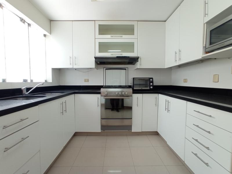 Dpto. en Vta. Zona Exclusiva de Chacarilla Surco 3 Dorm. $369,000 A.C. 198 MT.