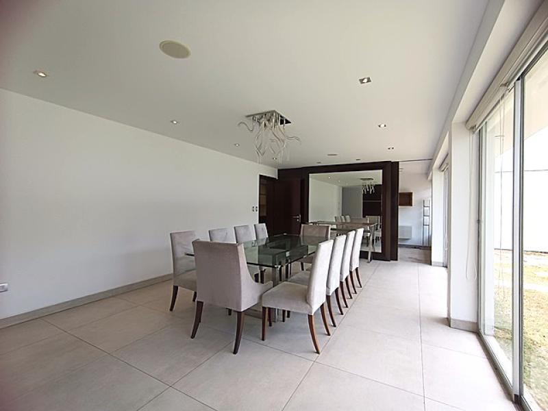 Exclusiva Residencia en Venta en Urb. Aurora Miraflores 4 Dormitorios 4 Baños A.T  315 mt.