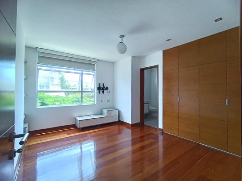 Exclusiva Residencia en Venta en Urb. Aurora Miraflores 4 Dormitorios 4 Baños A.T  315 mt.