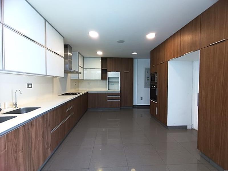 Exclusiva Residencia en Venta en Urb. Aurora Miraflores 4 Dormitorios 4 Baños A.T  315 mt.
