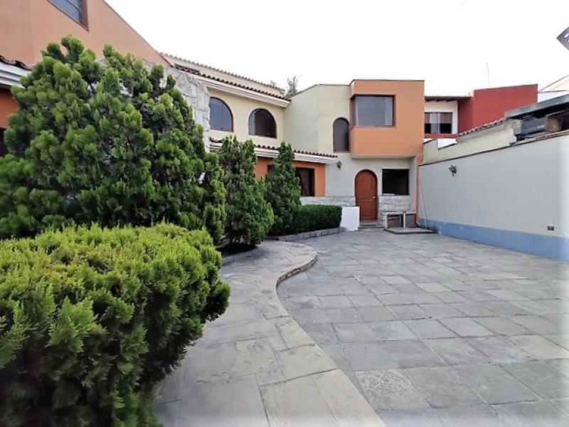 Residencia con Piscina  en Venta en Isla del Sol La Molina $719,000 A.T. 870.35 mt.