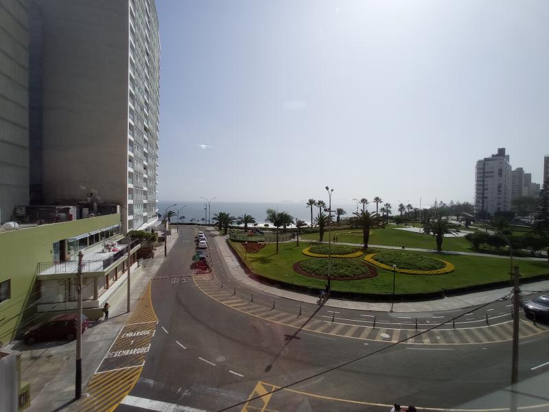 Exclusivo Dpto. Frente al Mar en Malecón Cisneros en Alquiler 3 Dorm. A.C. 198 mt. $2,400