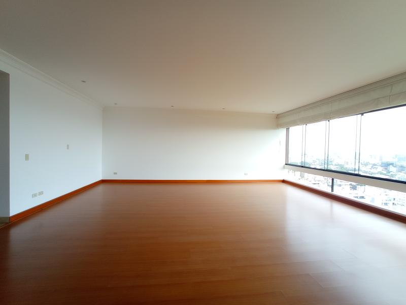 Departamento en Alquiler en San Isidro Frente al Golf 4 Dormitorios $3,000 A.C. 320 mt.