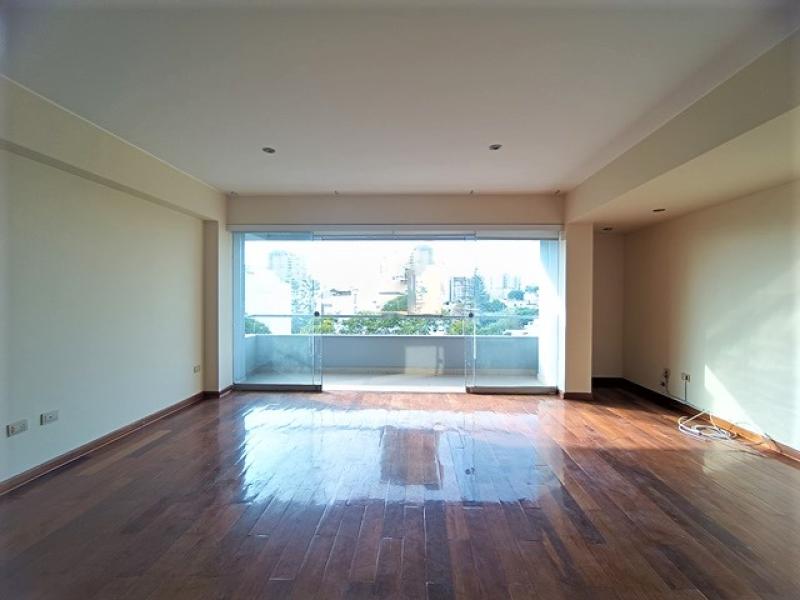 Dpto. Dúplex en Alquiler en Urb. La Aurora Miraflores 3 Dormitorios $1,500  A.O. 233 mt.