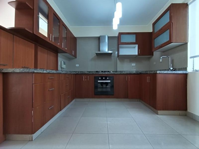 Dpto. Dúplex en Alquiler en Urb. La Aurora Miraflores 3 Dormitorios $1,500  A.O. 233 mt.