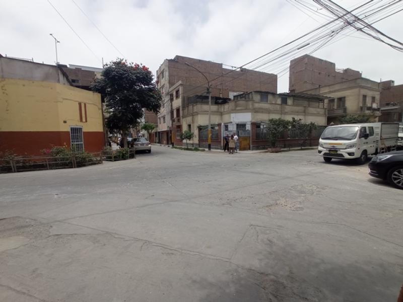 Terreno en Esquina con Zonificación RDM hasta 7 pisos A.C. 341 mt.