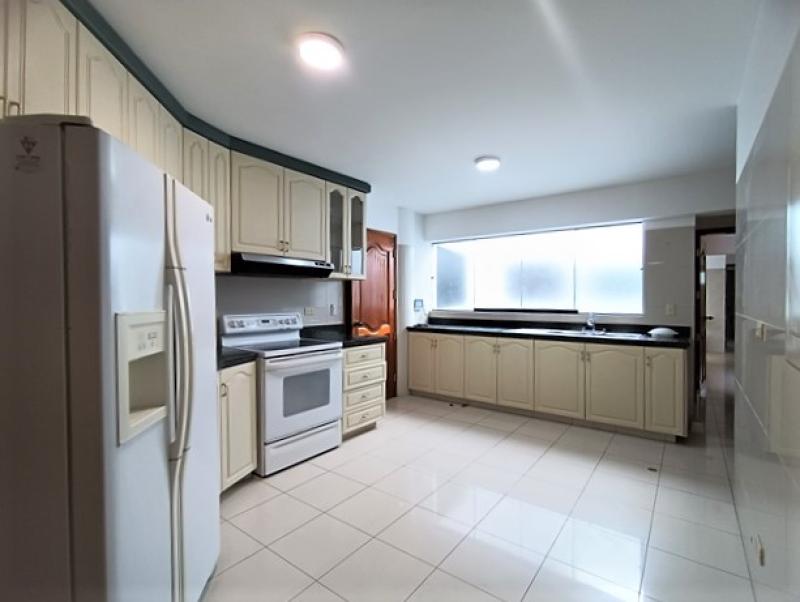 Dpto. en Alq. CHACARILLA - Surco Zona Exclusiva 3 Dorm. A.C. 241.40  $1,800