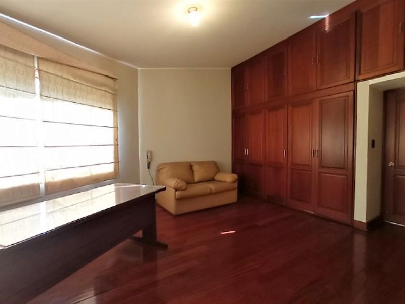 Residencia con Piscina  en Venta en Isla del Sol La Molina $719,000 A.T. 870.35 mt.