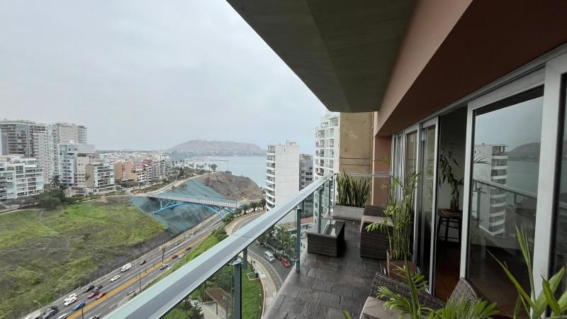Departamento en Alquiler de Lujo en MIRAFLORES 3 Balcones 3 Dorm. $2,800  A.C. 216