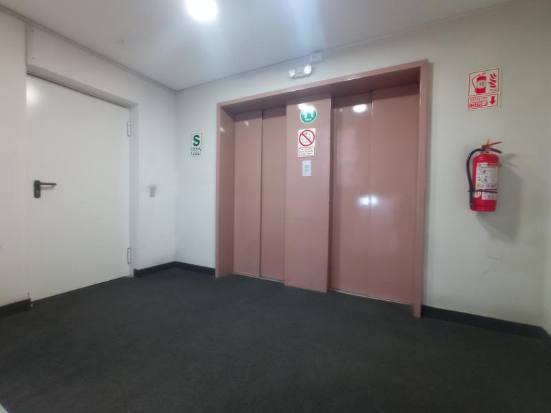 Oficina en Alquiler San Isidro Céntrica Cerca al Centro Financiero 96 mt. $1,200 A.C. 96 m