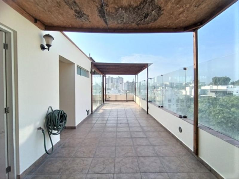 Dpto. Dúplex en Alquiler en Urb. La Aurora Miraflores 3 Dormitorios $1,500  A.O. 233 mt.