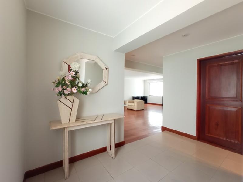Excelente Dpto. Alq. s/m en la Zona de Chacarilla, Surco 3 Dorm. $1,300 A.C. 200 mt