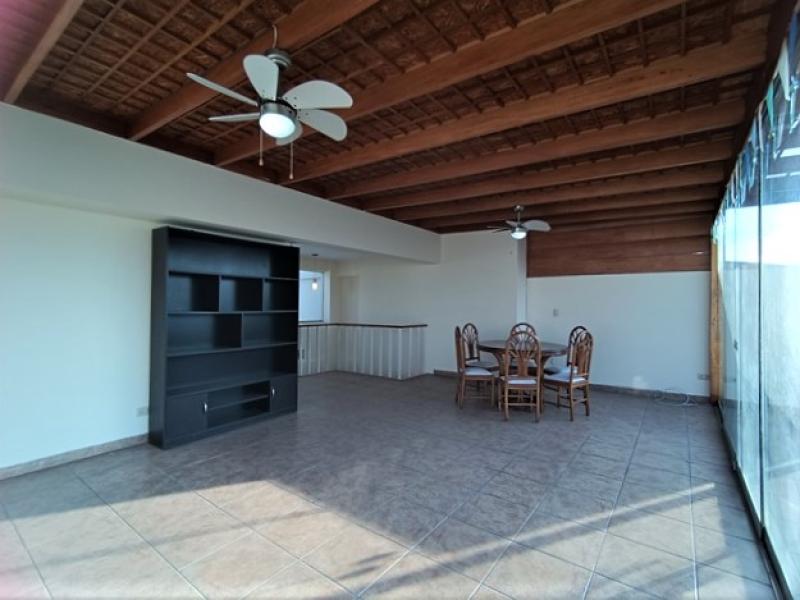 Dpto. Dúplex en Alquiler en Urb. La Aurora Miraflores 3 Dormitorios $1,500  A.O. 233 mt.