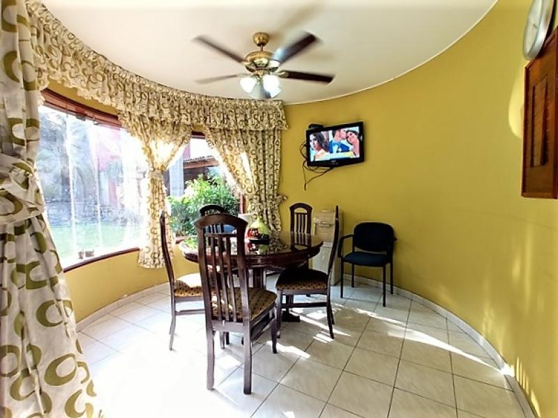 Residencia con Piscina  en Venta en Isla del Sol La Molina $719,000 A.T. 870.35 mt.