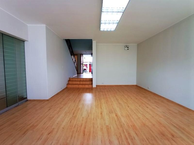 Casa Ideal oficina Administrativa Puerta Cerrada en Alquiler Urb. Santa Rita Surco $2,200