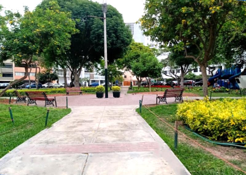 Casa Como Terreno en Venta Frente a Parque Para 7 Pisos $720,000 A.T. 301 mt.