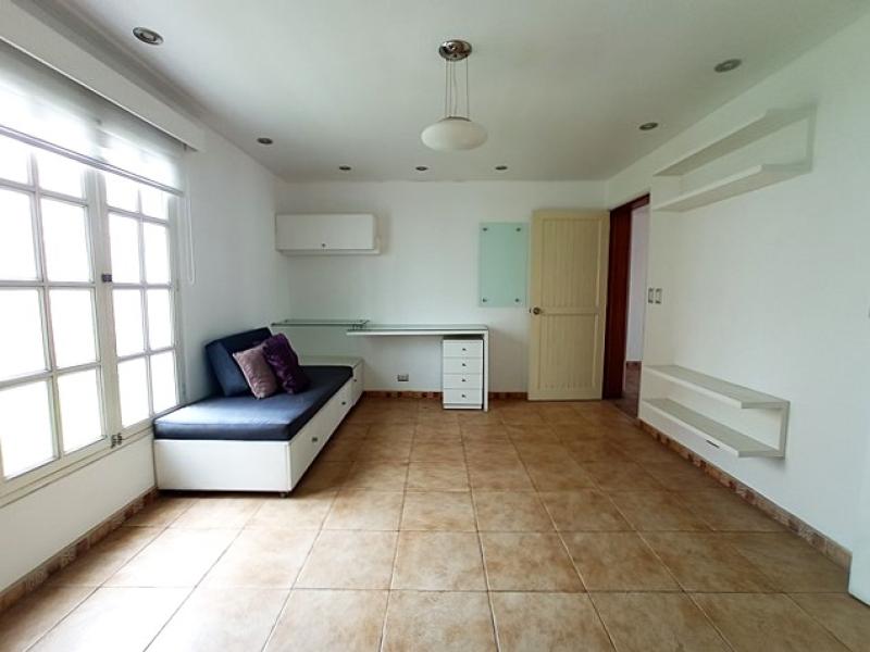 Casa en ALQUILER en Monterrico Surco JARDIN 5 dormitorios A.T. 300 mt. $2,500