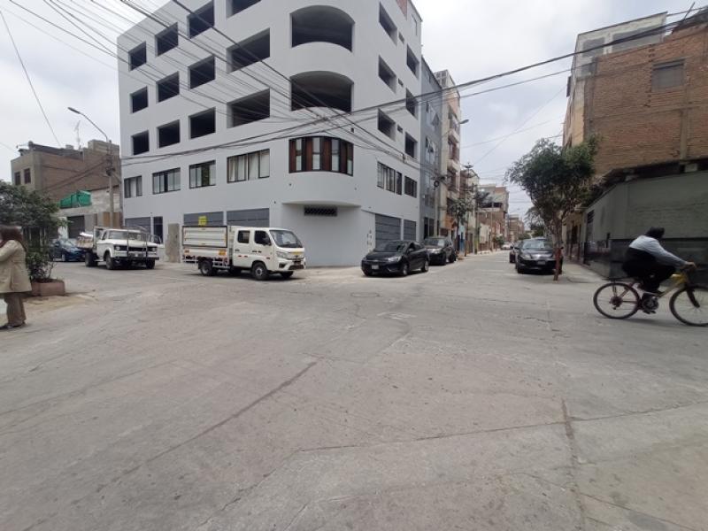 Terreno en Esquina con Zonificación RDM hasta 7 pisos A.C. 341 mt.